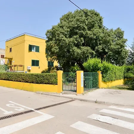 Mirana With Garden And Free Parking Апартаменты *