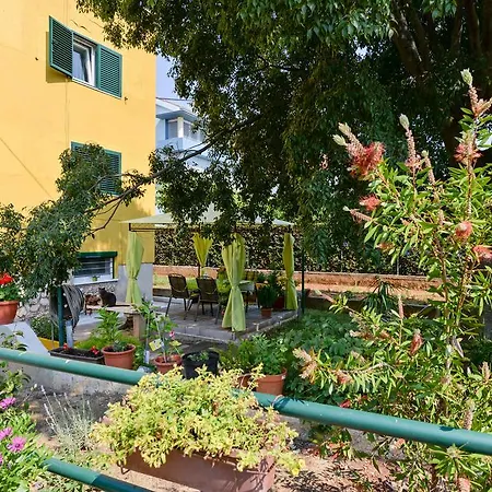 Mirana With Garden And Free Parking Apartamento