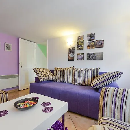 Apartment Mirana With Garden And Free Parking